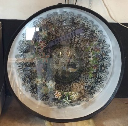 De grote trommel met een doorsnede van 1m, waarin de krans met zijn 90 cm doorsnede netjes past - na restauratie door Evert-Jan Halkus