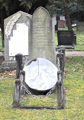 De staat van de graftrommel zoals hij was op het graf in Schoorl op de algemene begraafplaats.