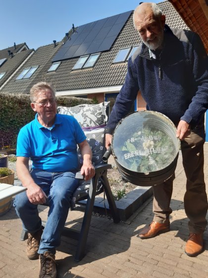 De overhandiging van de trommel door de Heer W. Wiebenga (links) aan De Stichting tot behoud van de Graftrommel  