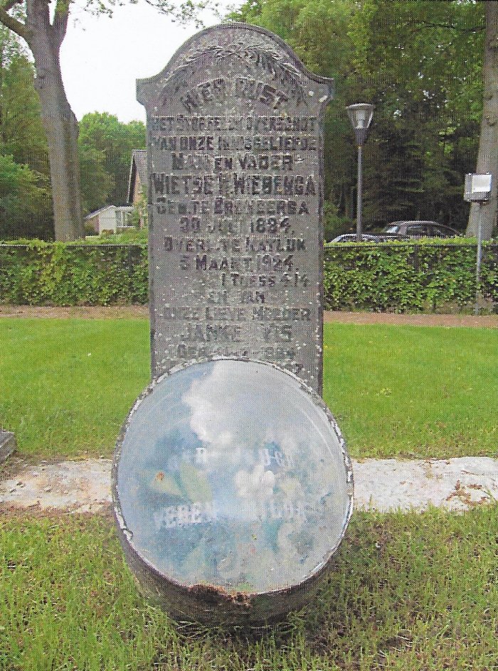 De trommel zoals die bij het graf van de ouders van Antje stond