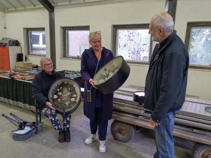 De overhandiging van de trommels door Pieke en Leo van Doorn aan wethouder Jacqueline van Burg te Zierikzee
