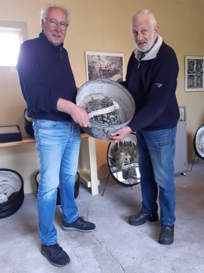 Overhandiging graftrommel door de heer Henk Feijen