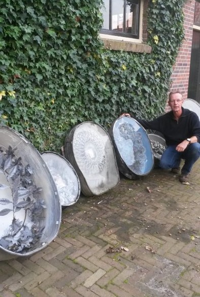 Voorzitter Evert Jan Halkus met de trommels