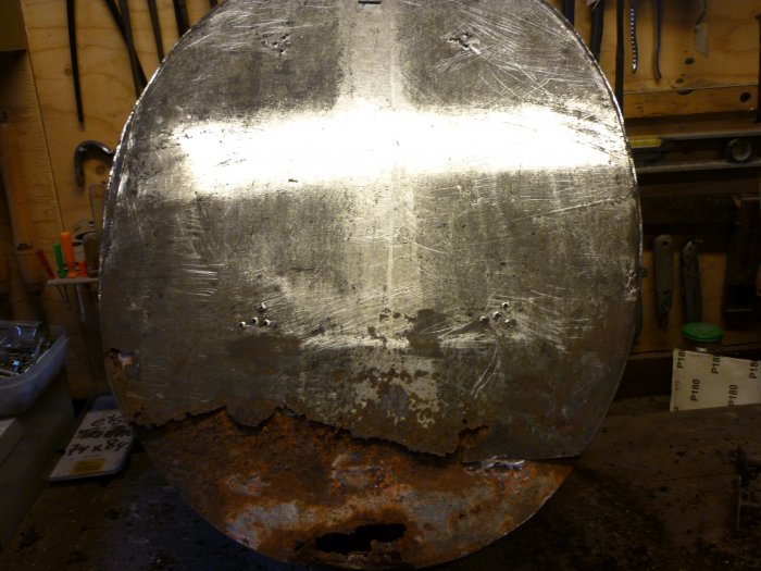 De roestgaten worden bijgewerkt en opgevuld.