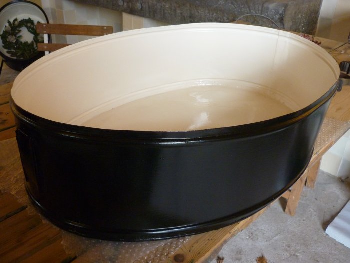 De trommel wordt geschuurd, in de menie gezet en daarna gelakt.